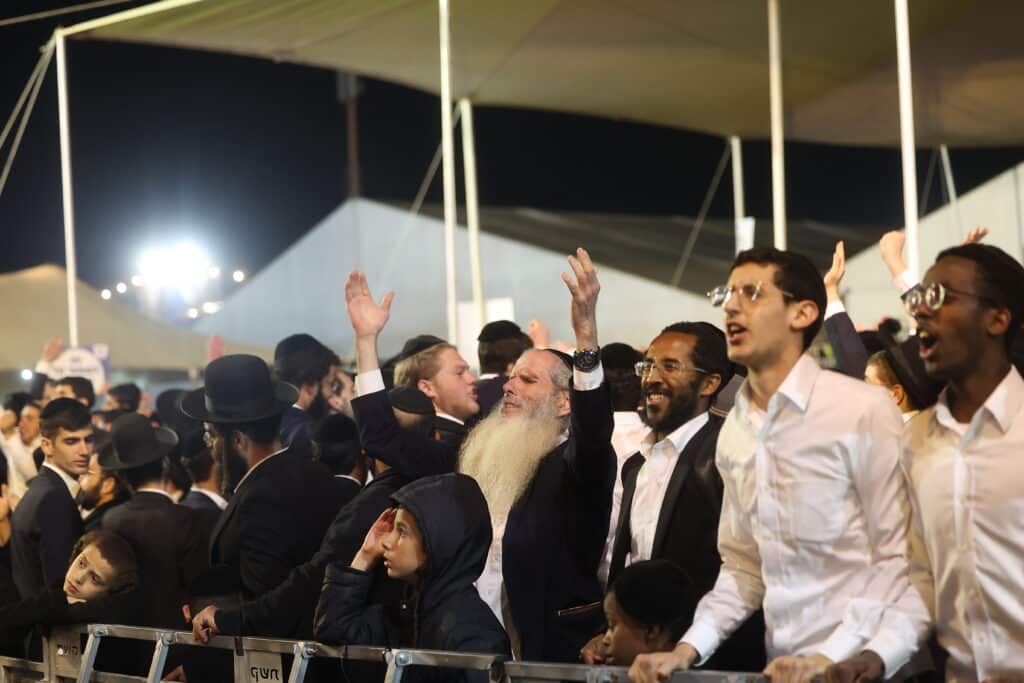 רגעים מרגשים: אלפים בהדלקת הרה"ח שמואל שטרן שליט"א במירון