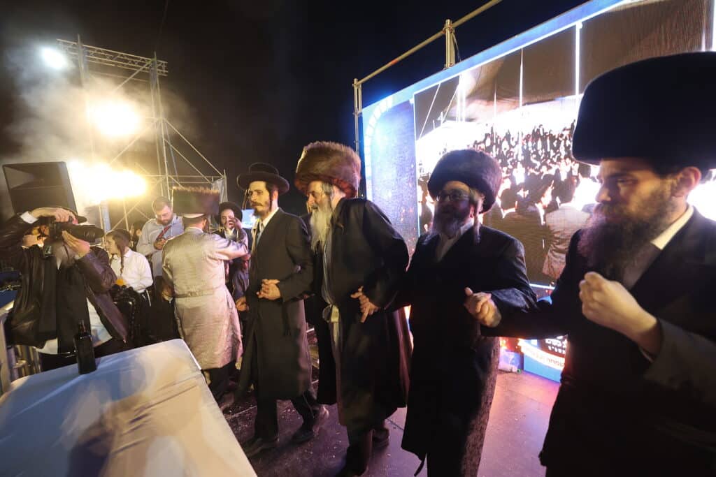 רגעים מרגשים: אלפים בהדלקת הרה"ח שמואל שטרן שליט"א במירון