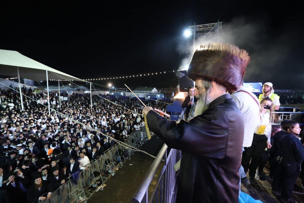 רגעים מרגשים: אלפים בהדלקת הרה"ח שמואל שטרן שליט"א במירון