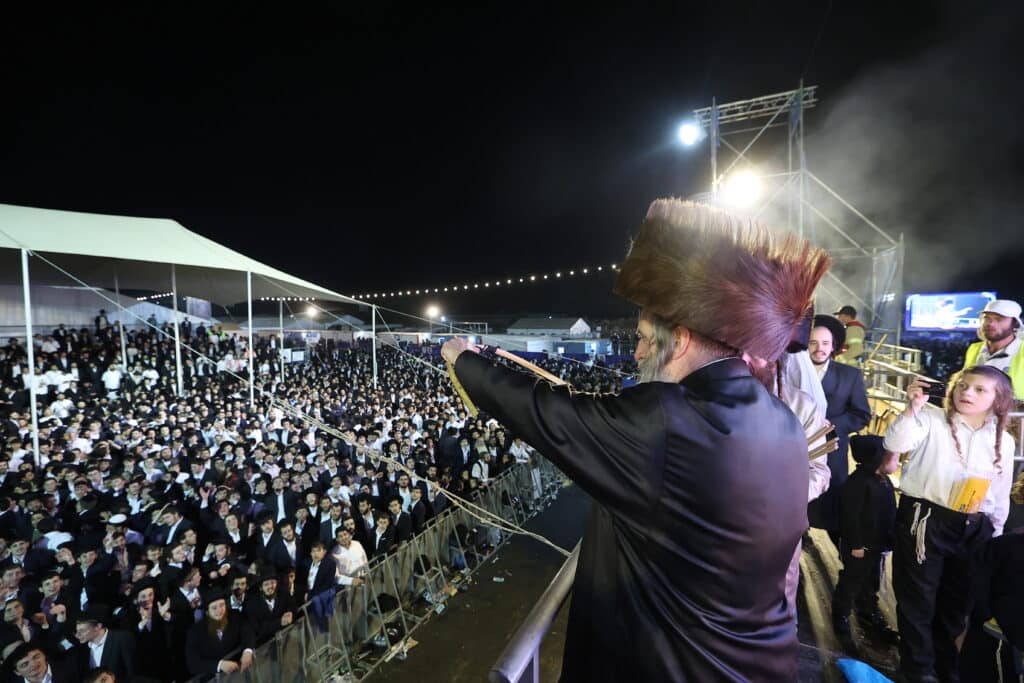 רגעים מרגשים: אלפים בהדלקת הרה"ח שמואל שטרן שליט"א במירון