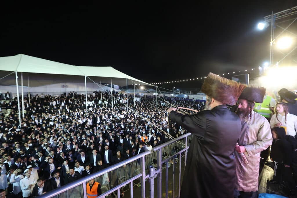 רגעים מרגשים: אלפים בהדלקת הרה"ח שמואל שטרן שליט"א במירון