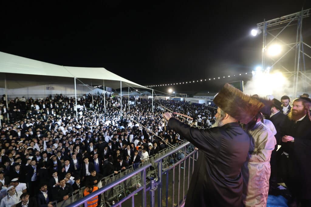 רגעים מרגשים: אלפים בהדלקת הרה"ח שמואל שטרן שליט"א במירון