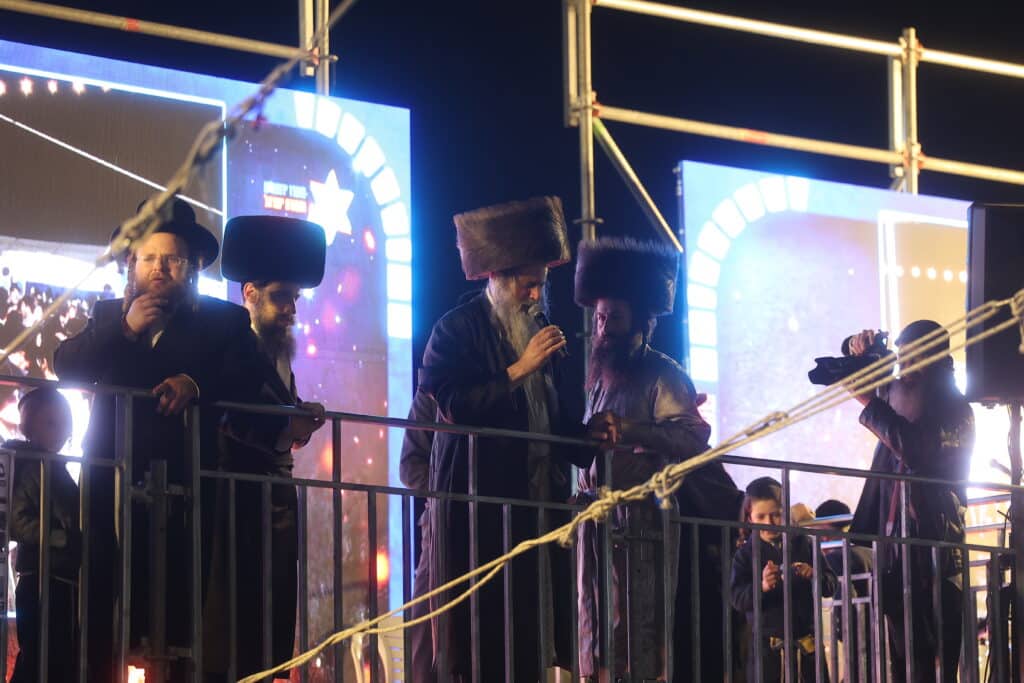 רגעים מרגשים: אלפים בהדלקת הרה"ח שמואל שטרן שליט"א במירון