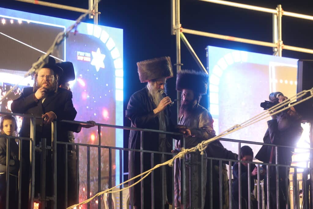 רגעים מרגשים: אלפים בהדלקת הרה"ח שמואל שטרן שליט"א במירון