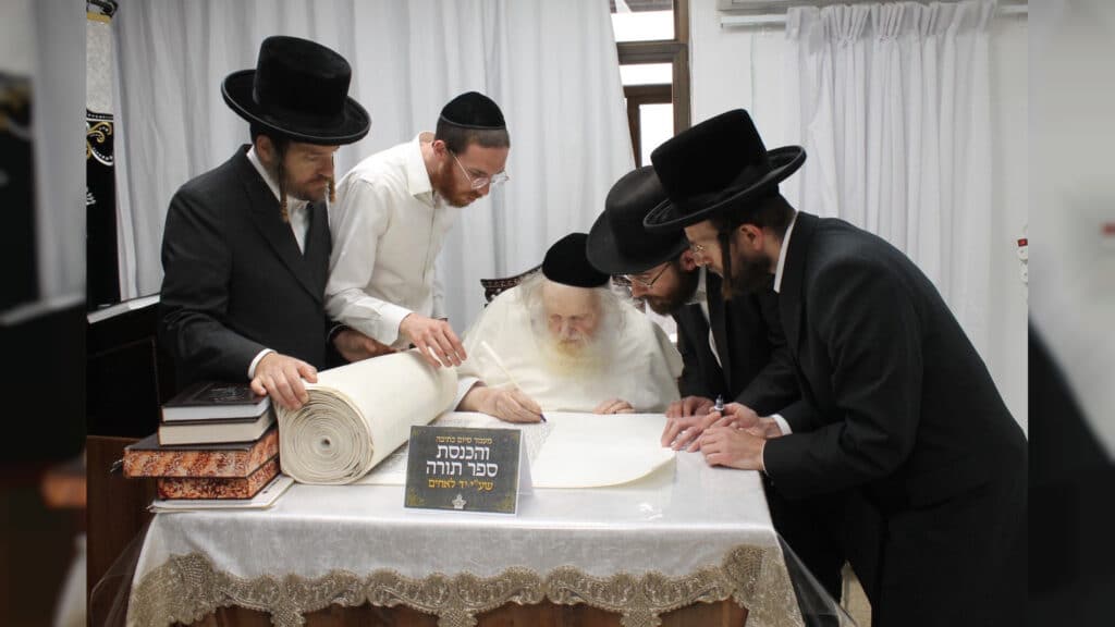 הגרלת יד לאחים על ספר התורה: מיוחד: "הגרלת ביניים" על 100,000 ש"ח במזומן ועל פרסים שווים נוספים  