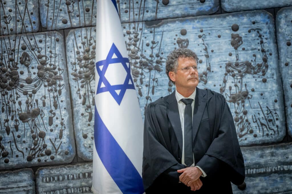 האיראנים משחקים באש והפוליטיקאים משחקים בדלק