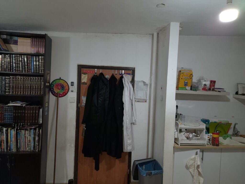 בית בן 45 מטרים, בלי תנור ומקרר: כך מגדלת האלמנה את חמשת היתומים