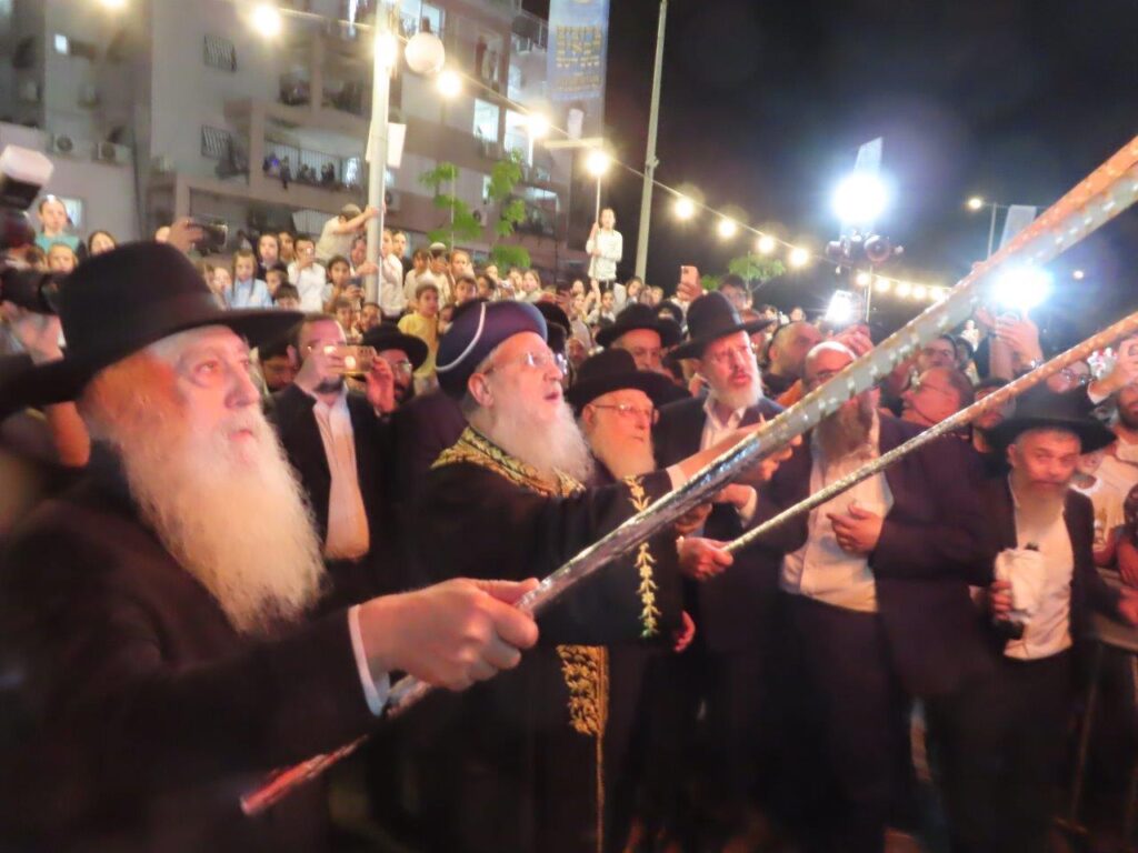 אשדוד: אלפים השתתפו בהדלקה המרכזית במעמד הראש"ל