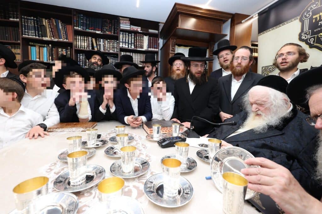 עין לא נותרה יבשה כשמרן פוסק הדור הגאון רבי משה שטרנבוך שליט"א מרא דארעא קדישא, השתנק מבכי וסיפר: "גם אני הייתי יתום!"