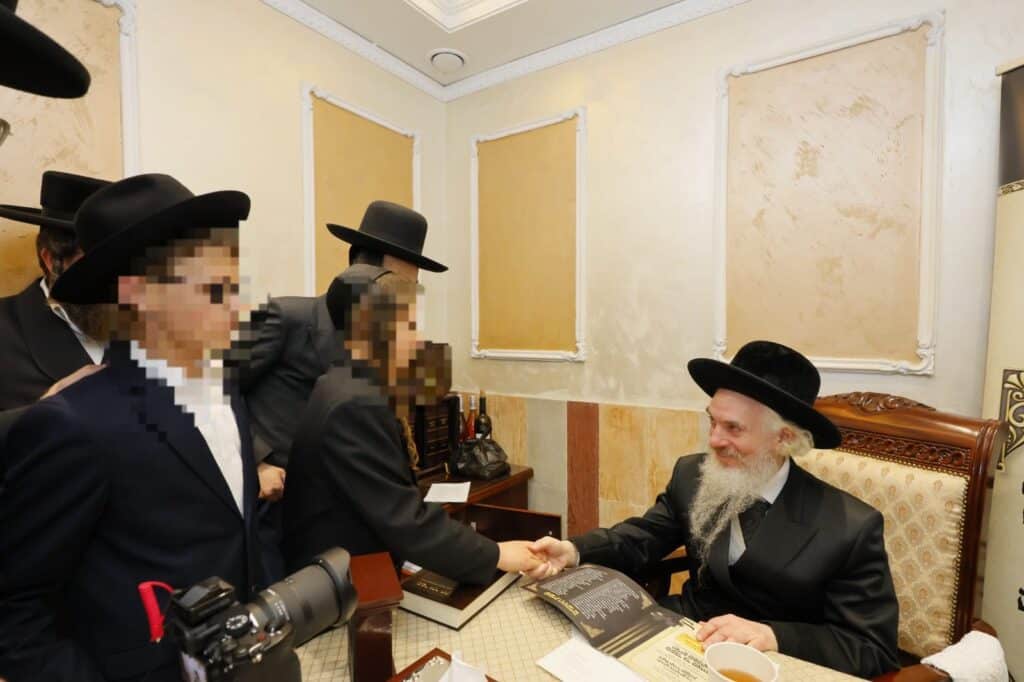 עין לא נותרה יבשה כשמרן פוסק הדור הגאון רבי משה שטרנבוך שליט"א מרא דארעא קדישא, השתנק מבכי וסיפר: "גם אני הייתי יתום!"