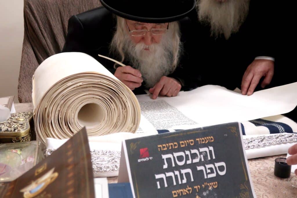 גדולי ישראל כתבו אות בס"ת שיוגרל בין נדיבי העם ע"י 'יד לאחים' השבוע ביום שישי .