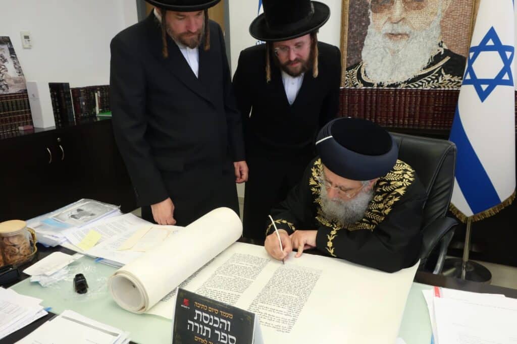 גדולי ישראל התכבדו בכתיבת האותיות בספר התורה של יד לאחים: "כל ילד ש'יד לאחים' מציל הוא אות בספר התורה!"