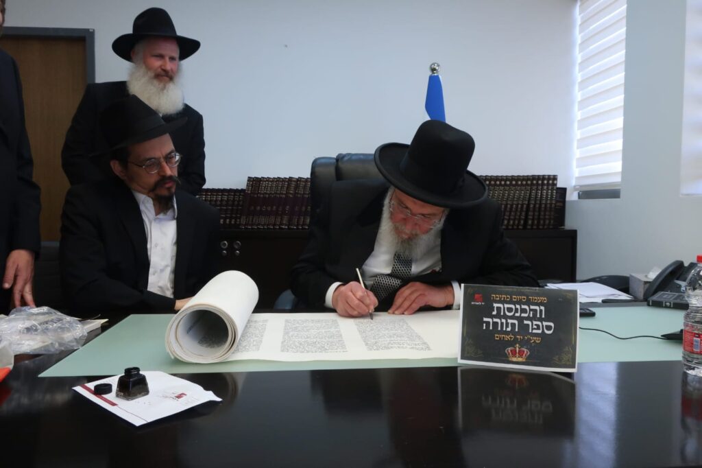 גדולי ישראל התכבדו בכתיבת האותיות בספר התורה של יד לאחים: "כל ילד ש'יד לאחים' מציל הוא אות בספר התורה!"