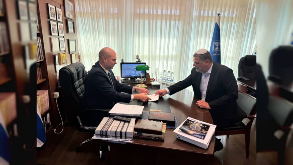 הושגו החתימות הדרושות לפתיחת הליך הדחת עודה מהכנסת