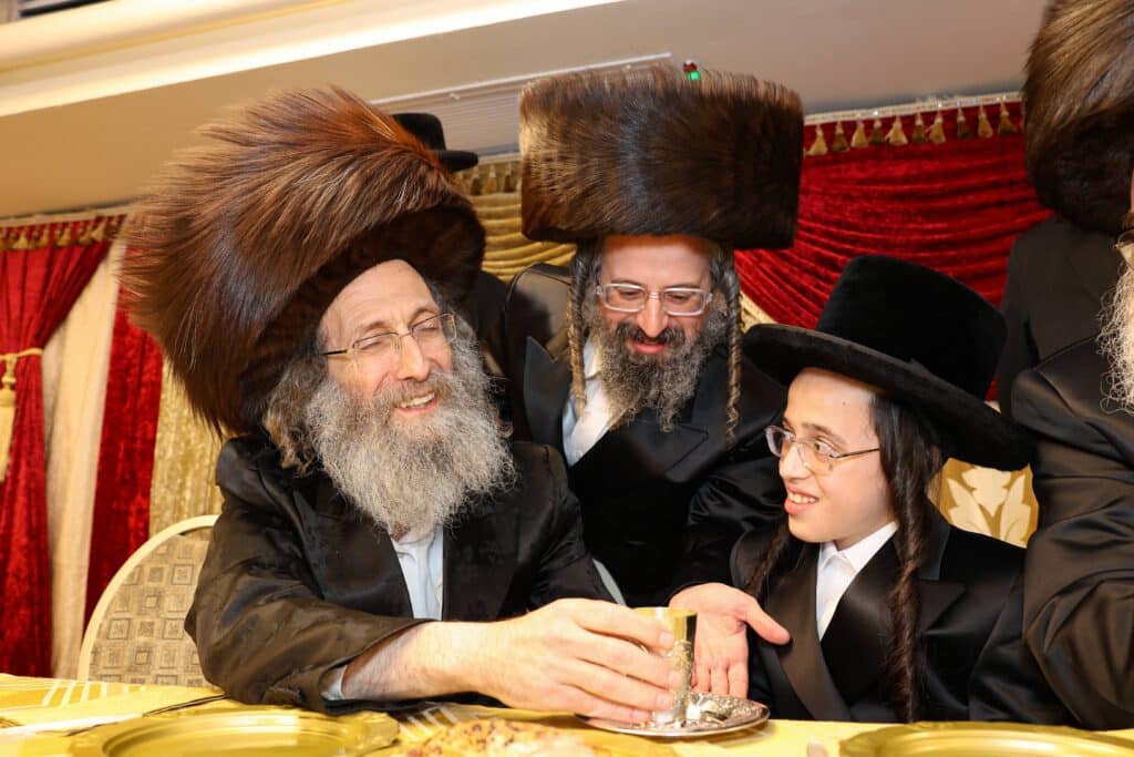 גלריה: המשפיע הגה"צ רבי אלימלך בידרמן בירמץ את נכדו