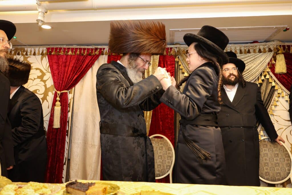 גלריה: המשפיע הגה"צ רבי אלימלך בידרמן בירמץ את נכדו