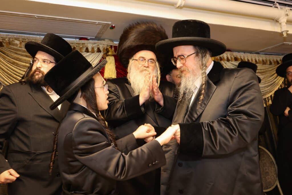 גלריה: המשפיע הגה"צ רבי אלימלך בידרמן בירמץ את נכדו