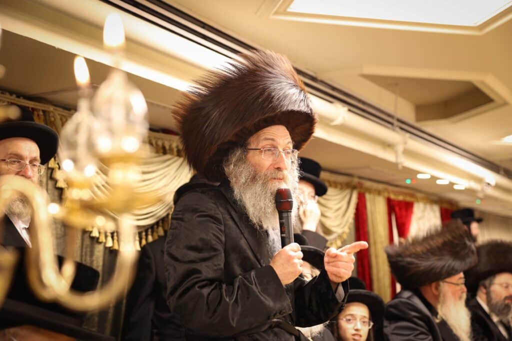 גלריה: המשפיע הגה"צ רבי אלימלך בידרמן בירמץ את נכדו