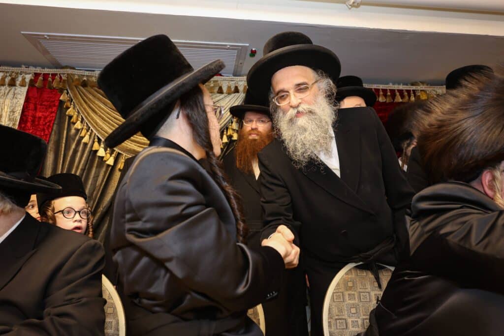 גלריה: המשפיע הגה"צ רבי אלימלך בידרמן בירמץ את נכדו