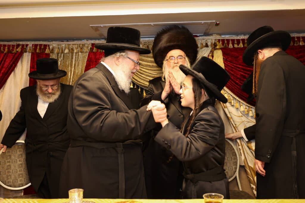 גלריה: המשפיע הגה"צ רבי אלימלך בידרמן בירמץ את נכדו