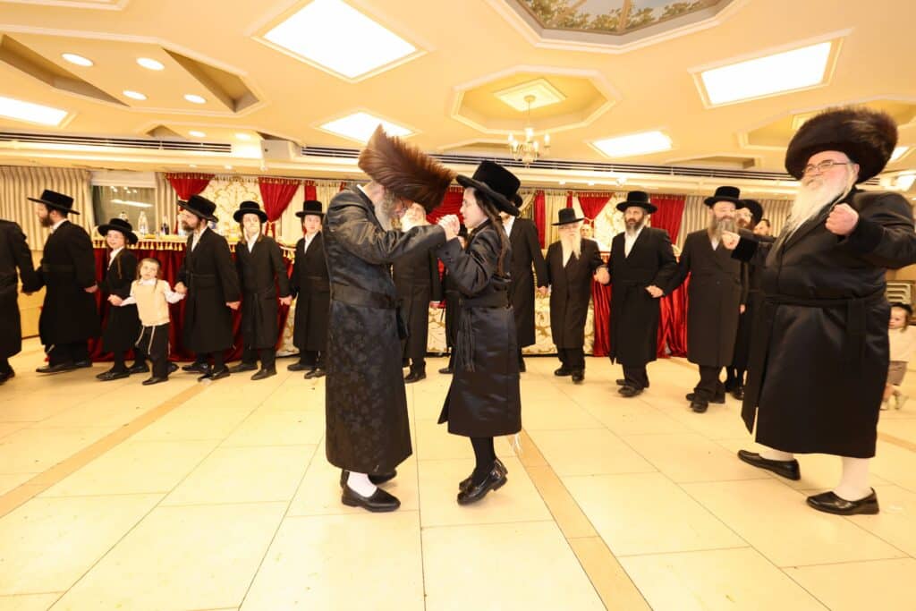 גלריה: המשפיע הגה"צ רבי אלימלך בידרמן בירמץ את נכדו