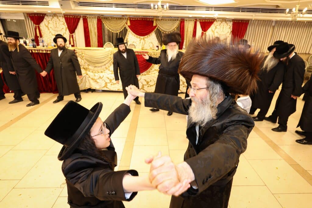 גלריה: המשפיע הגה"צ רבי אלימלך בידרמן בירמץ את נכדו