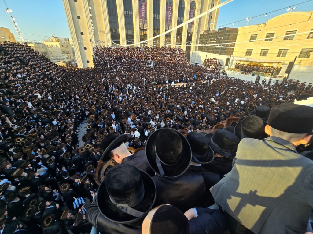 תיעוד: בבעלזא הכניסו ספר תורה לרפואת האדמו"ר