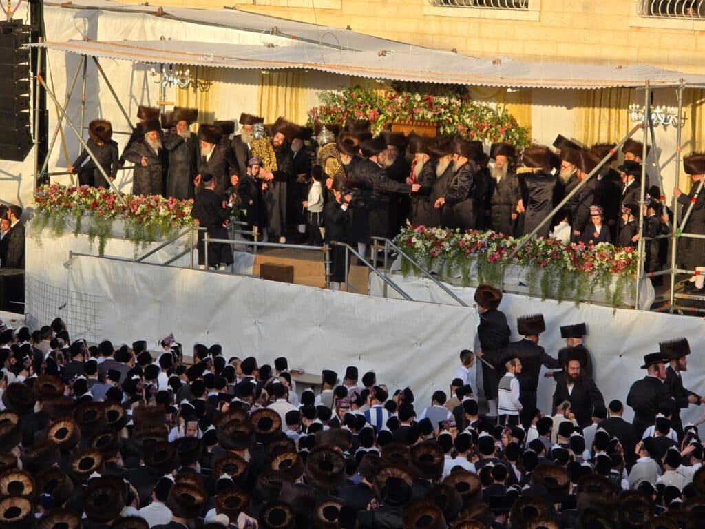 תיעוד: בבעלזא הכניסו ספר תורה לרפואת האדמו"ר