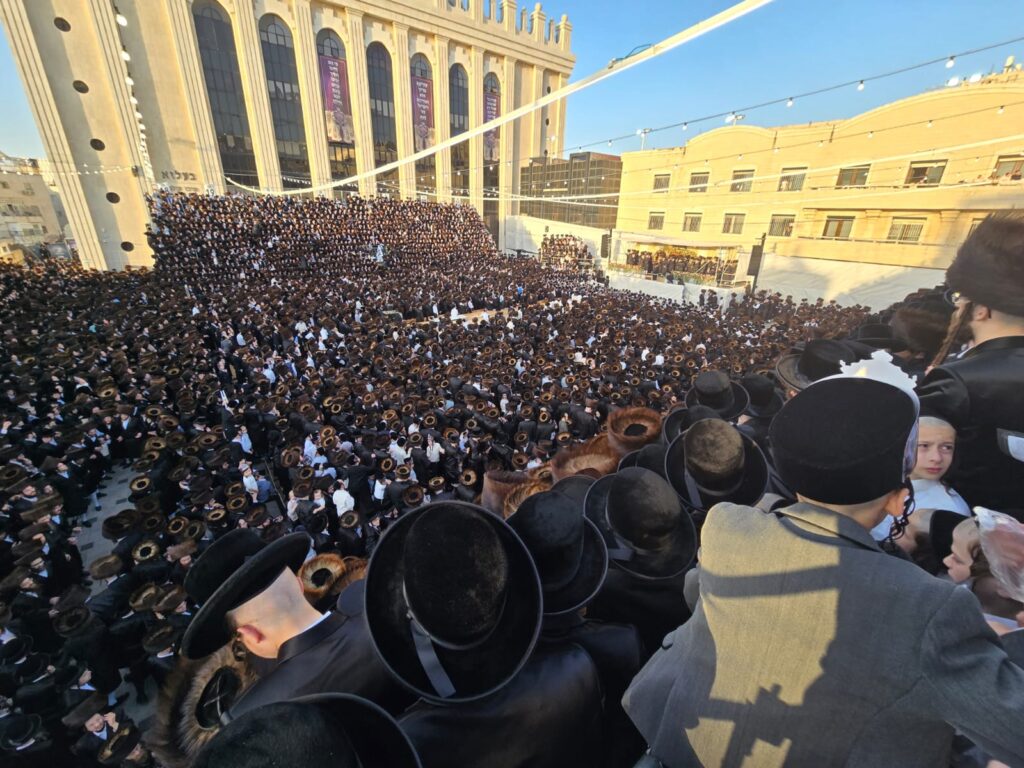 תיעוד: בבעלזא הכניסו ספר תורה לרפואת האדמו"ר