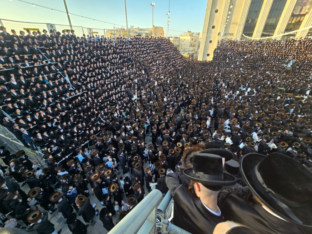 תיעוד: בבעלזא הכניסו ספר תורה לרפואת האדמו"ר