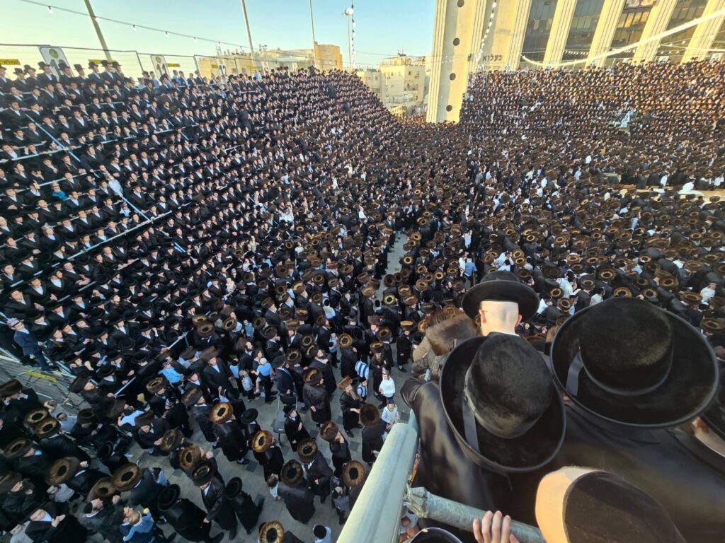 תיעוד: בבעלזא הכניסו ספר תורה לרפואת האדמו"ר