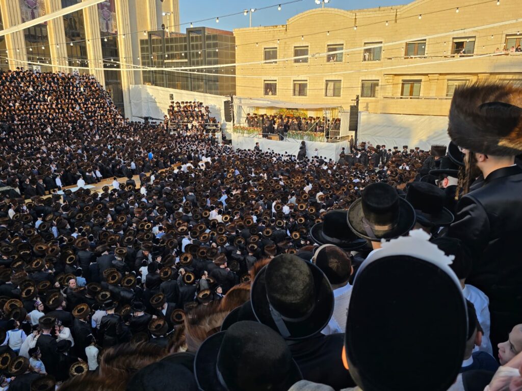 תיעוד: בבעלזא הכניסו ספר תורה לרפואת האדמו"ר