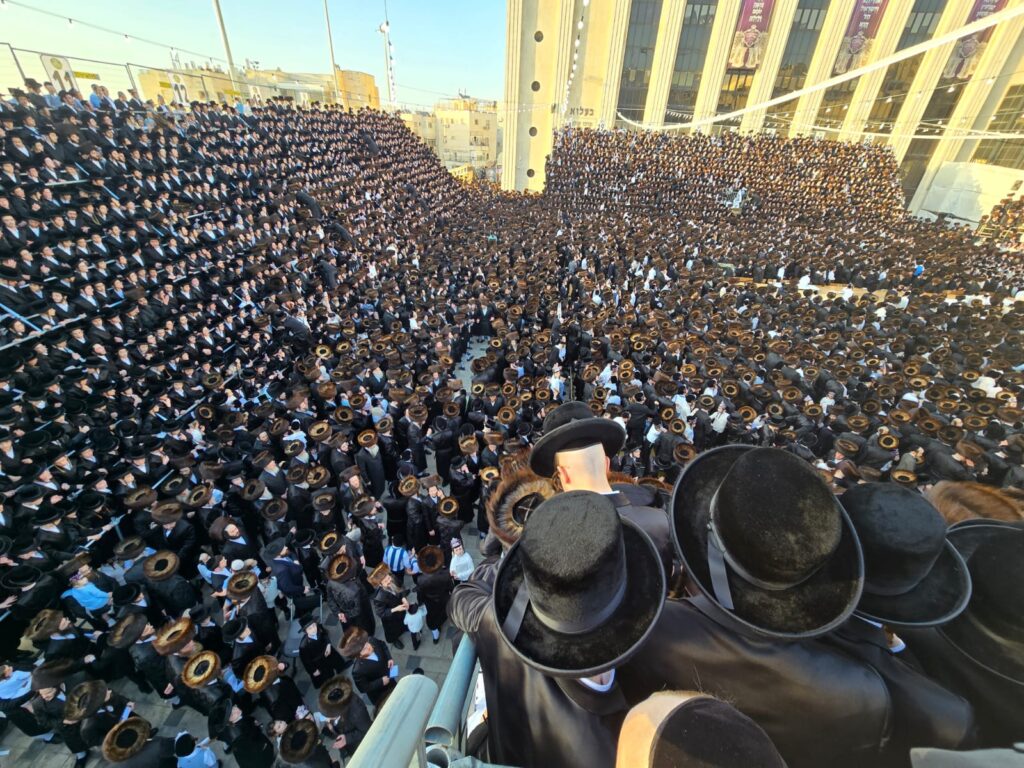 תיעוד: בבעלזא הכניסו ספר תורה לרפואת האדמו"ר