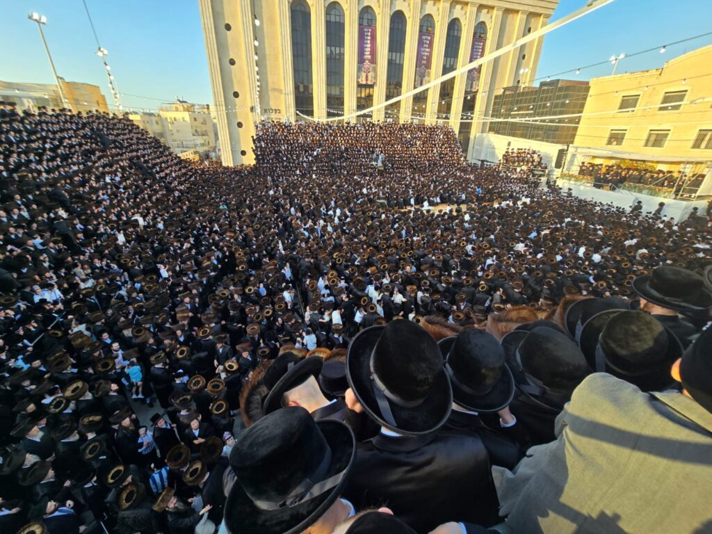 תיעוד: בבעלזא הכניסו ספר תורה לרפואת האדמו"ר