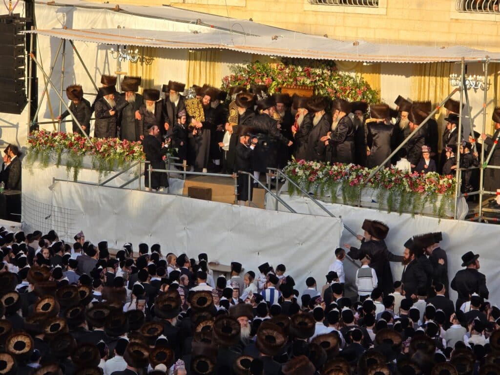 תיעוד: בבעלזא הכניסו ספר תורה לרפואת האדמו"ר