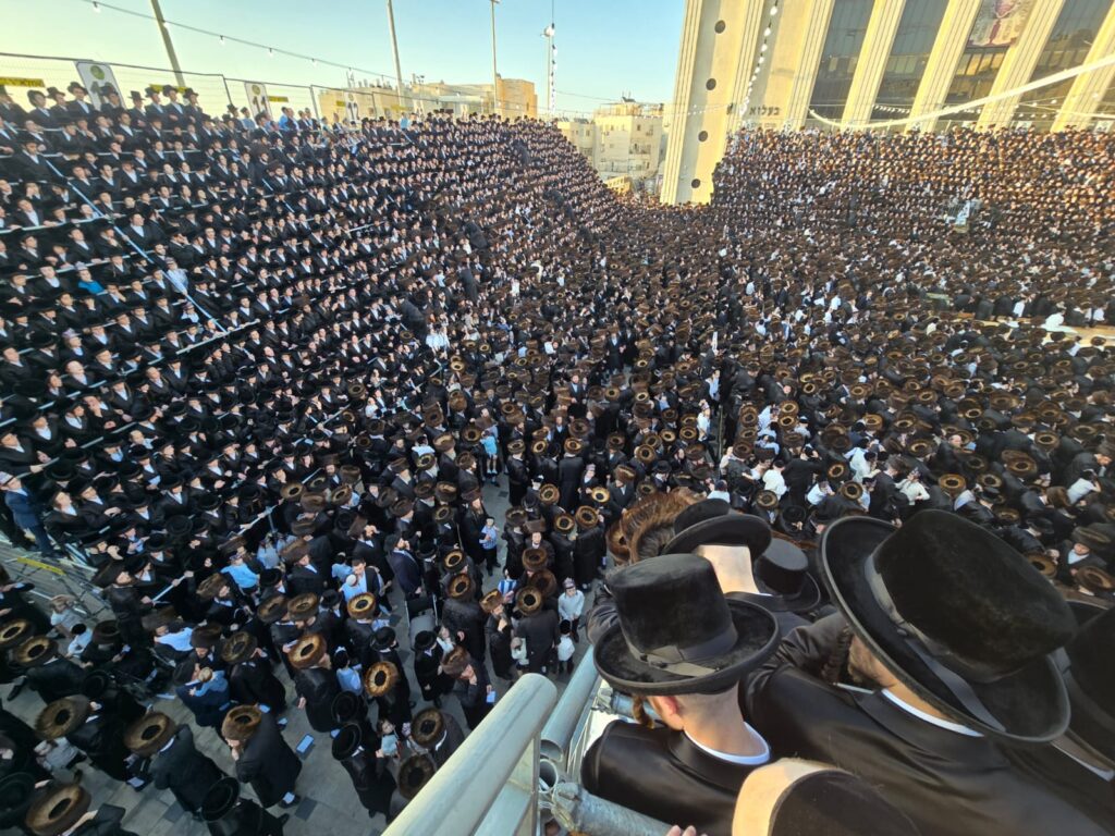 תיעוד: בבעלזא הכניסו ספר תורה לרפואת האדמו"ר