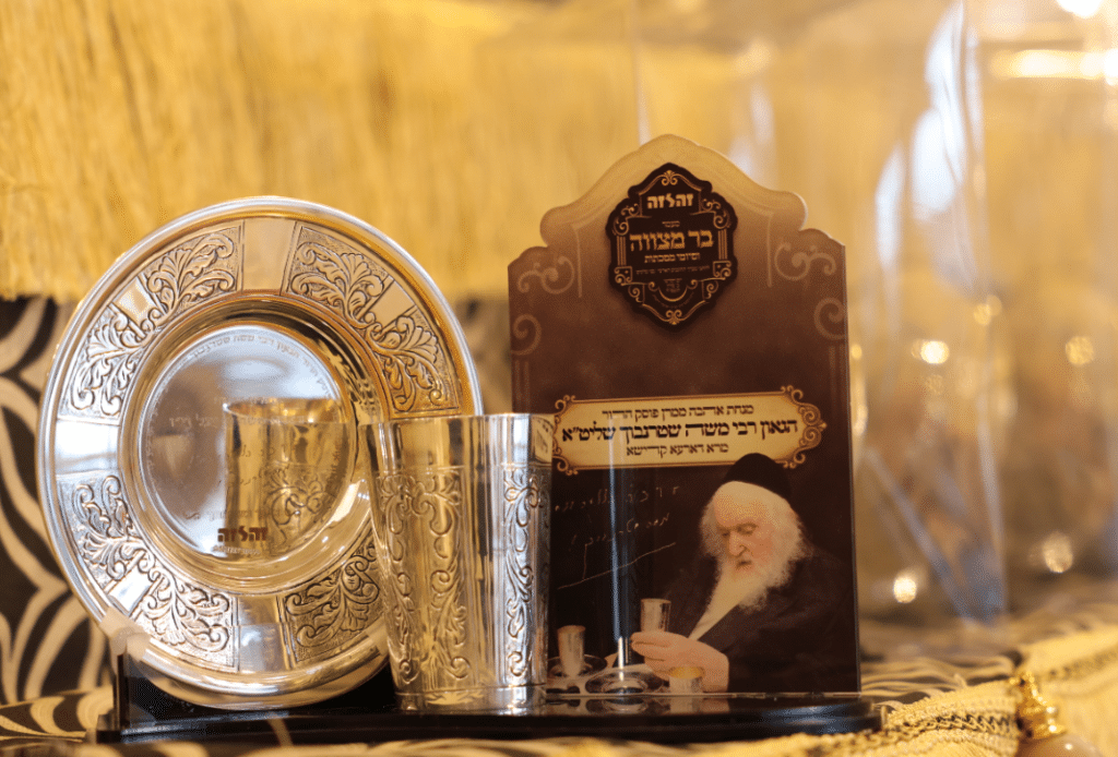 מעמד ה'בר מצוה' האדיר והמרגש שנערך ל-56 יתומי 'זה לזה' בהשתתפות גדולי הדור שליט"א 