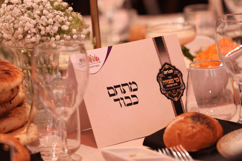 מעמד ה'בר מצוה' האדיר והמרגש שנערך ל-56 יתומי 'זה לזה' בהשתתפות גדולי הדור שליט"א 