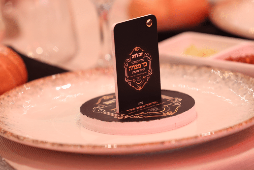 מעמד ה'בר מצוה' האדיר והמרגש שנערך ל-56 יתומי 'זה לזה' בהשתתפות גדולי הדור שליט"א 