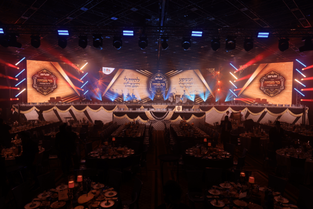 מעמד ה'בר מצוה' האדיר והמרגש שנערך ל-56 יתומי 'זה לזה' בהשתתפות גדולי הדור שליט"א 