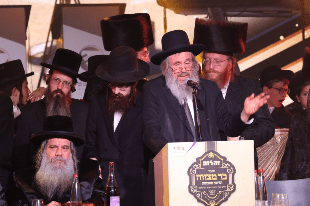 מעמד ה'בר מצוה' האדיר והמרגש שנערך ל-56 יתומי 'זה לזה' בהשתתפות גדולי הדור שליט"א 