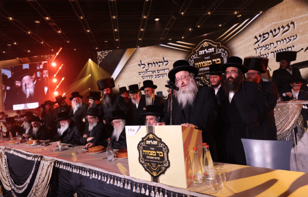 מעמד ה'בר מצוה' האדיר והמרגש שנערך ל-56 יתומי 'זה לזה' בהשתתפות גדולי הדור שליט"א 