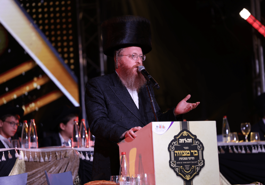 מעמד ה'בר מצוה' האדיר והמרגש שנערך ל-56 יתומי 'זה לזה' בהשתתפות גדולי הדור שליט"א 