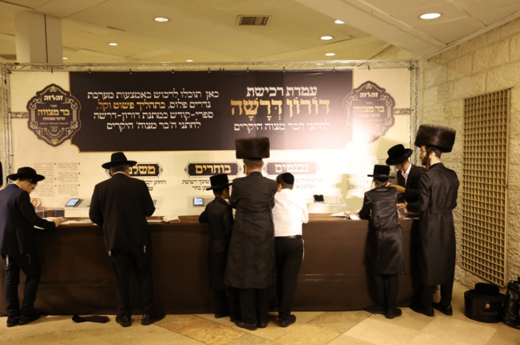 מעמד ה'בר מצוה' האדיר והמרגש שנערך ל-56 יתומי 'זה לזה' בהשתתפות גדולי הדור שליט"א 