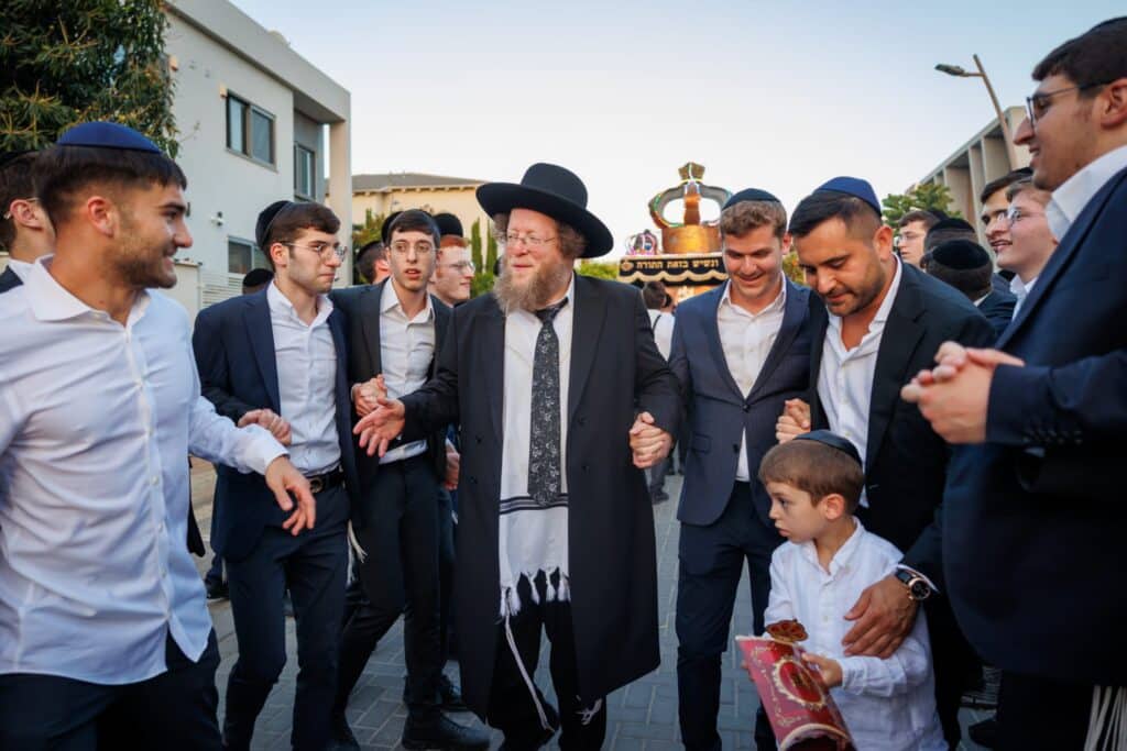 ב'עטרת שלמה' הכניסו ספר תורה חדש להיכל המפואר בעולם