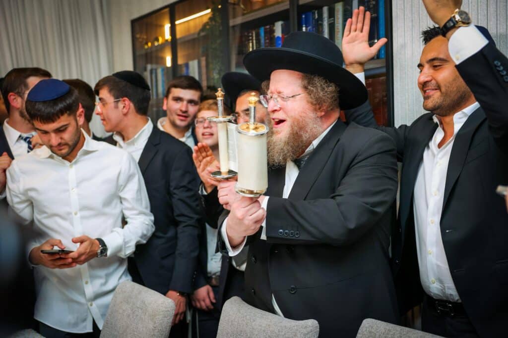 ב'עטרת שלמה' הכניסו ספר תורה חדש להיכל המפואר בעולם