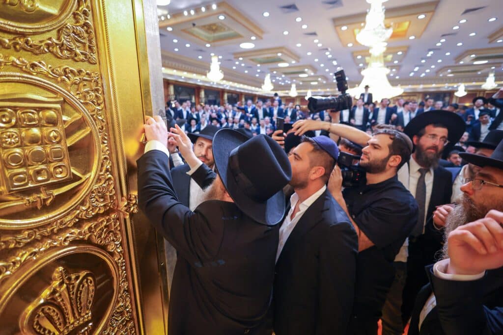 ב'עטרת שלמה' הכניסו ספר תורה חדש להיכל המפואר בעולם