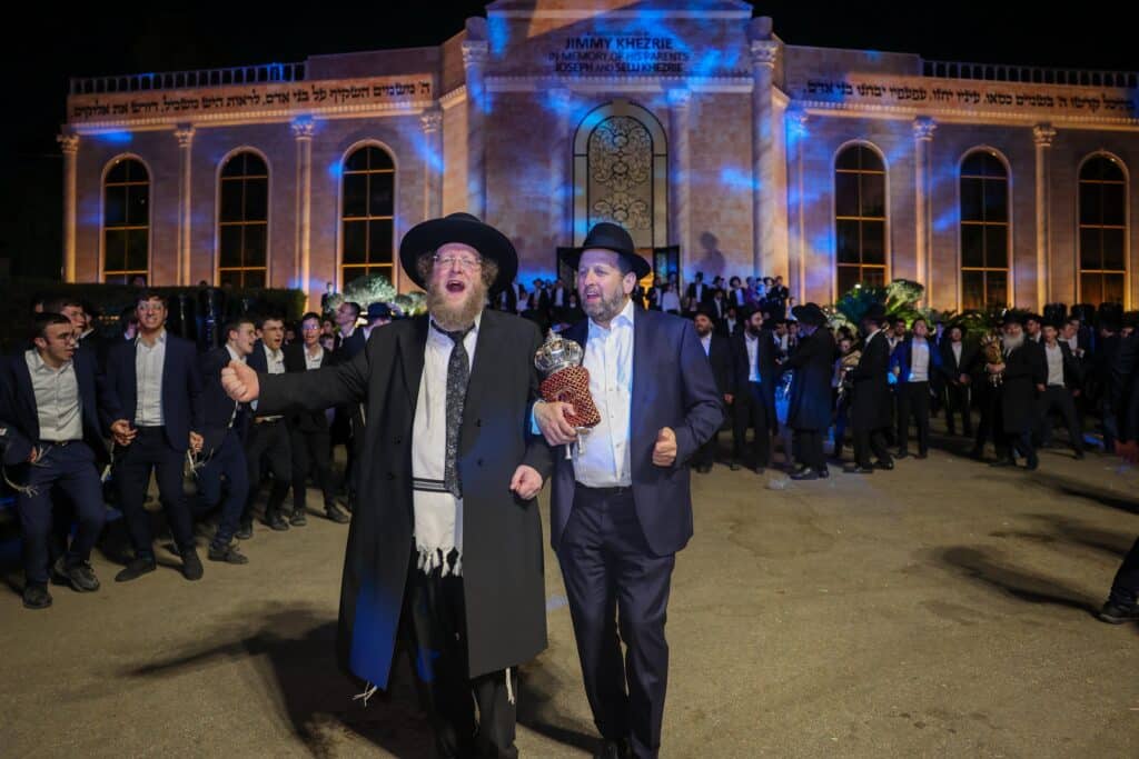 ב'עטרת שלמה' הכניסו ספר תורה חדש להיכל המפואר בעולם