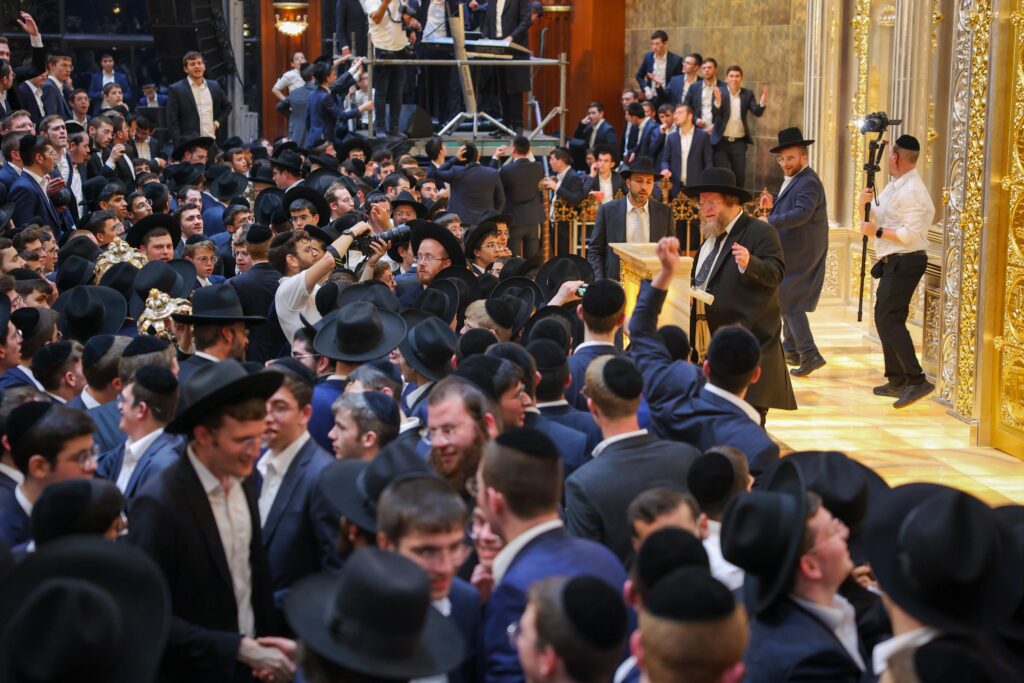 ב'עטרת שלמה' הכניסו ספר תורה חדש להיכל המפואר בעולם