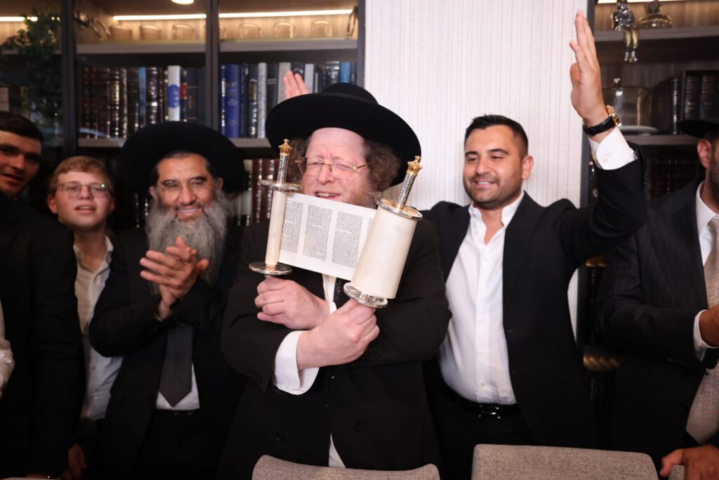 ב'עטרת שלמה' הכניסו ספר תורה חדש להיכל המפואר בעולם
